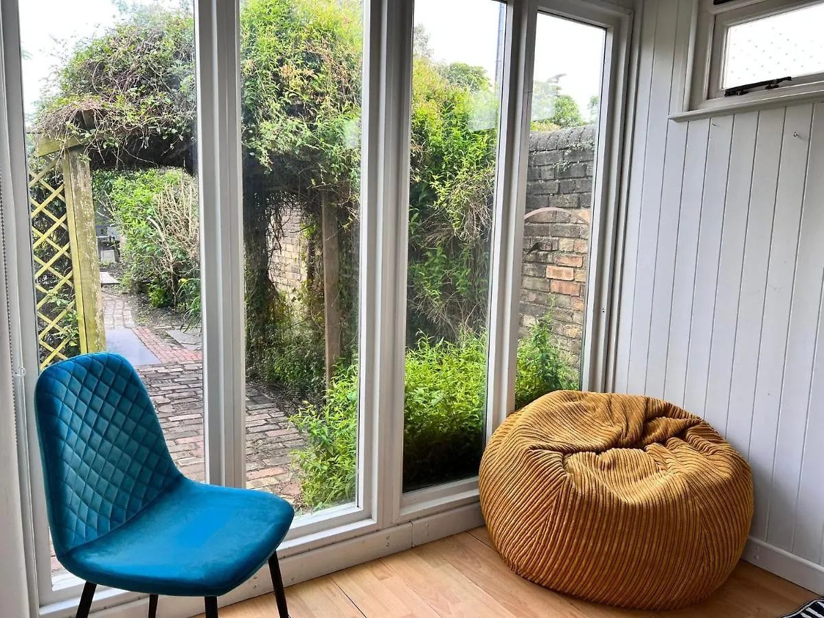 Quirky 2 Bed House, Sleeps 5, Near City Centre With Summer House, Garden & Parking Work Contractor Leisure - Topaz Villa Cambridge  0*, Cambridge (Cambridgeshire) United Kingdom