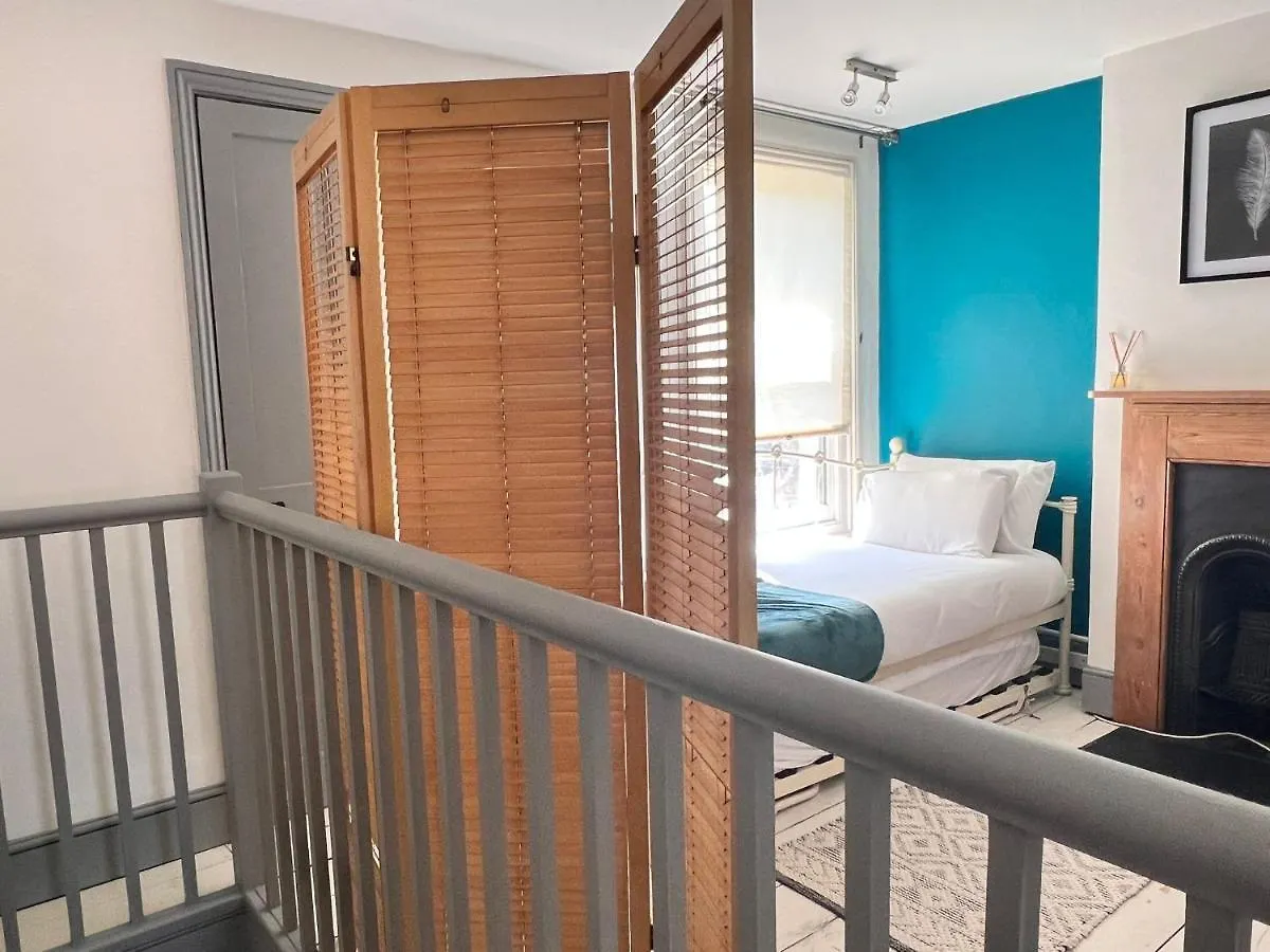 Holiday home Quirky 2 Bed House, Sleeps 5, Near City Centre With Summer House, Garden & Parking Work Contractor Leisure - Topaz Villa Cambridge  United Kingdom