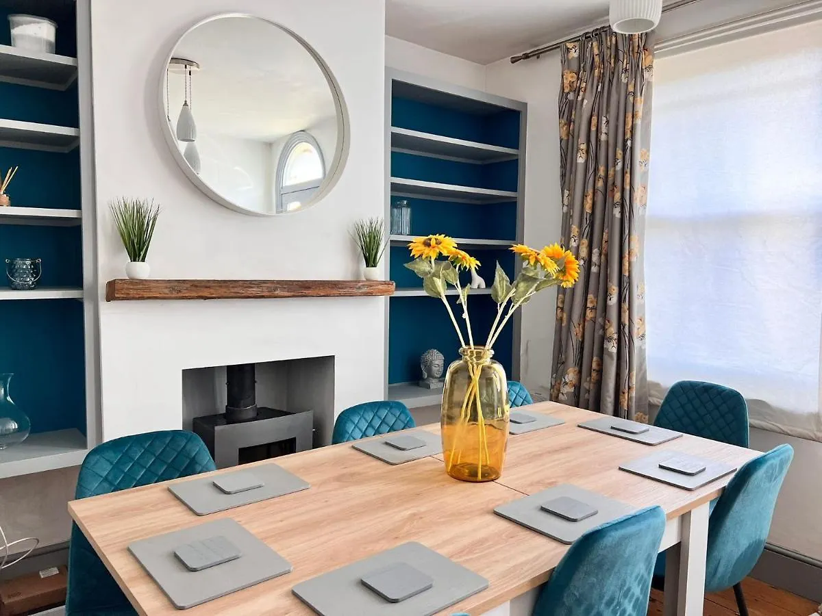 Quirky 2 Bed House, Sleeps 5, Near City Centre With Summer House, Garden & Parking Work Contractor Leisure - Topaz Villa Cambridge  Holiday home Cambridge (Cambridgeshire)