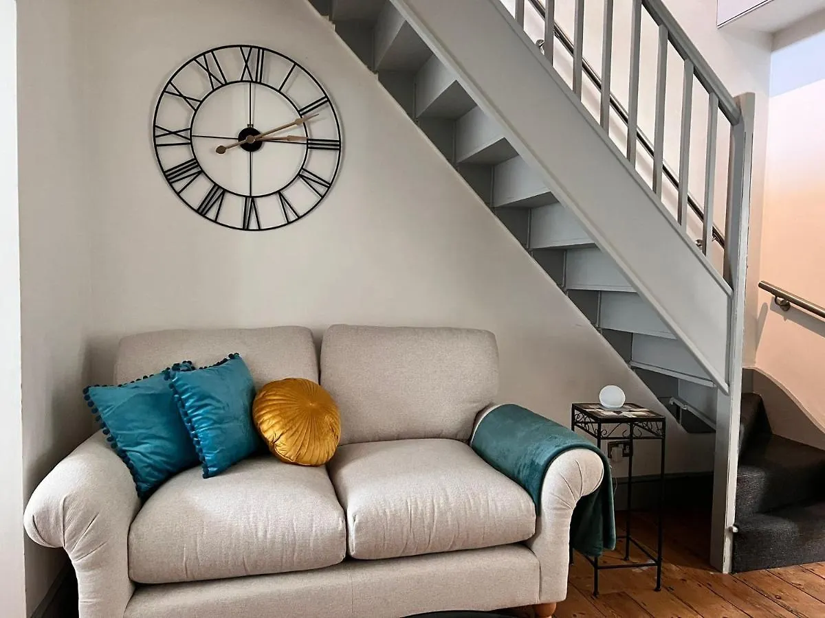 Quirky 2 Bed House, Sleeps 5, Near City Centre With Summer House, Garden & Parking Work Contractor Leisure - Topaz Villa Cambridge  Cambridge (Cambridgeshire)