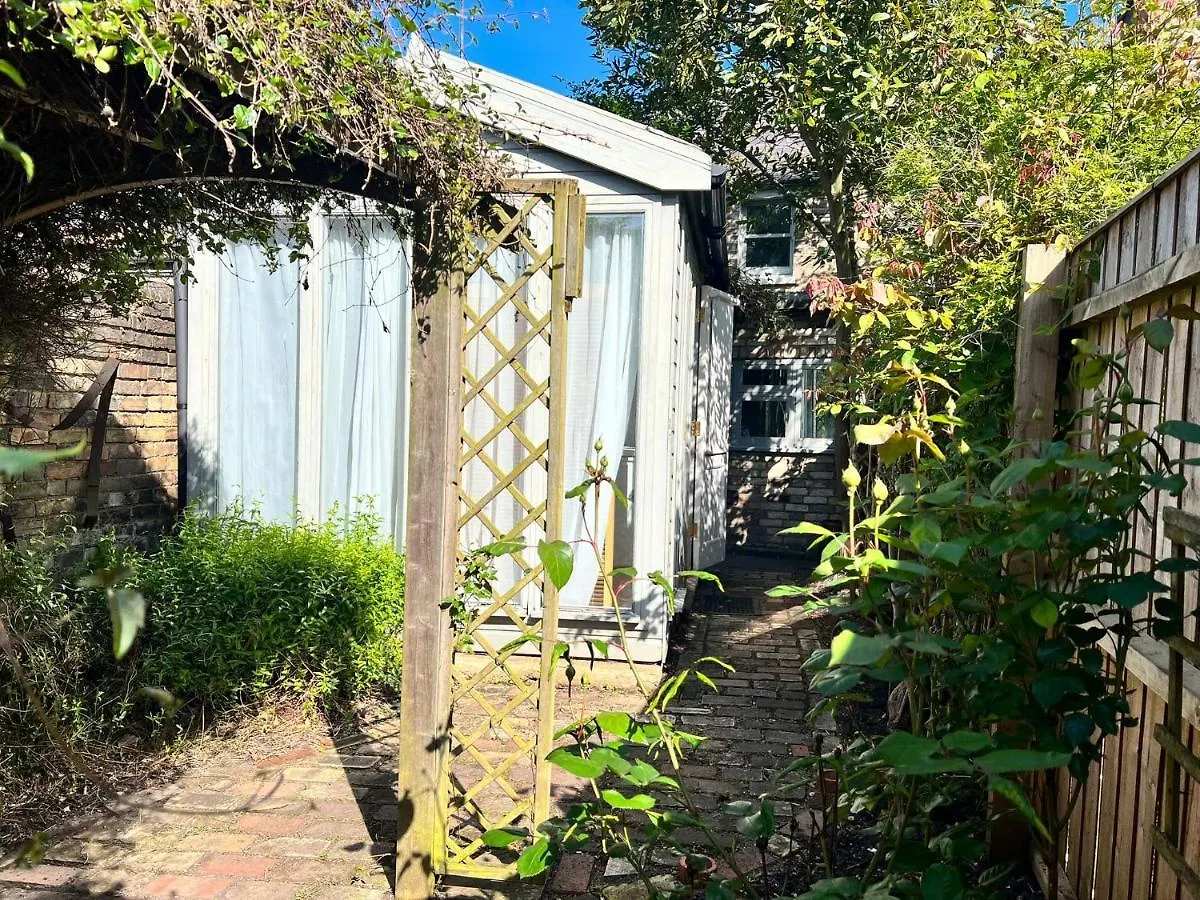 Quirky 2 Bed House, Sleeps 5, Near City Centre With Summer House, Garden & Parking Work Contractor Leisure - Topaz Villa Cambridge  Holiday home