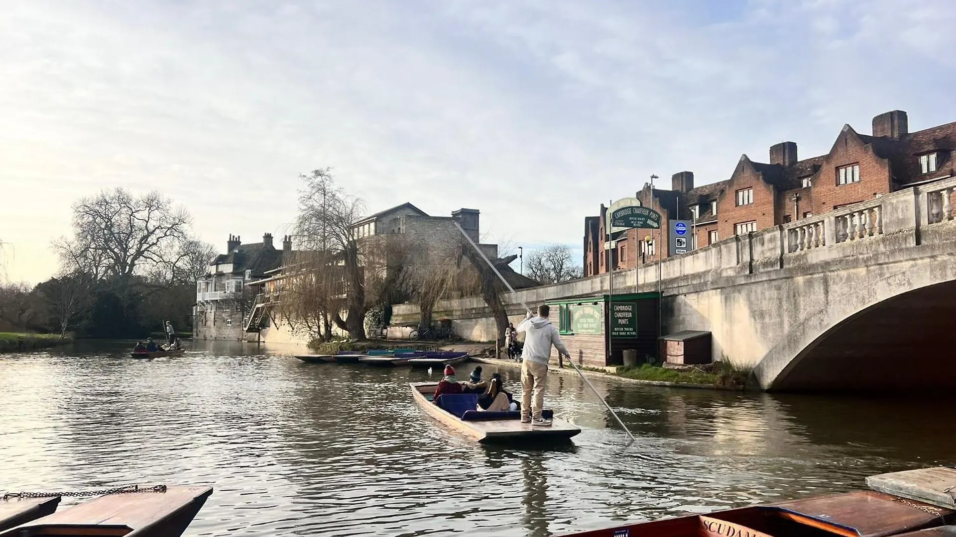 Quirky 2 Bed House, Sleeps 5, Near City Centre With Summer House, Garden & Parking Work Contractor Leisure - Topaz Villa Cambridge  United Kingdom
