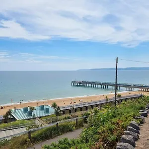 https://newly-refurbed-boscombe-beach-apart-with-parking.bournemouth-hotels.org