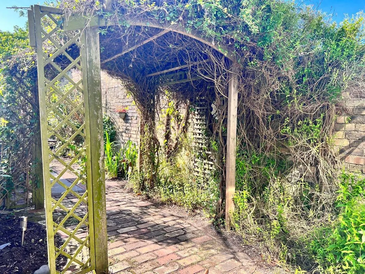 Tatil Evi Quirky 2 Bed House, Sleeps 5, Near City Centre With Summer House, Garden & Parking Work Contractor Leisure - Topaz Villa Cambridge  Birleşik Krallık