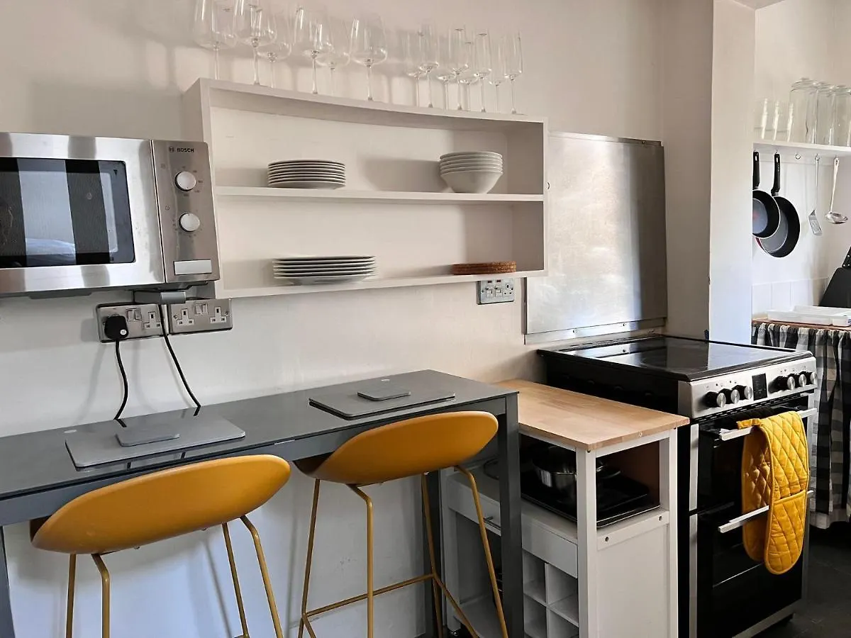 Tatil Evi Quirky 2 Bed House, Sleeps 5, Near City Centre With Summer House, Garden & Parking Work Contractor Leisure - Topaz Villa Cambridge