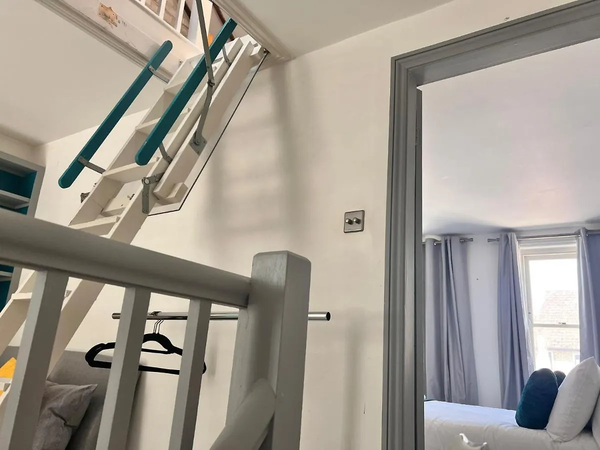 Quirky 2 Bed House, Sleeps 5, Near City Centre With Summer House, Garden & Parking Work Contractor Leisure - Topaz Villa Cambridge  0*,