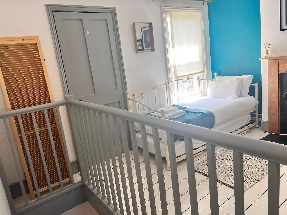 Quirky 2 Bed House, Sleeps 5, Near City Centre With Summer House, Garden & Parking Work Contractor Leisure - Topaz Villa Cambridge